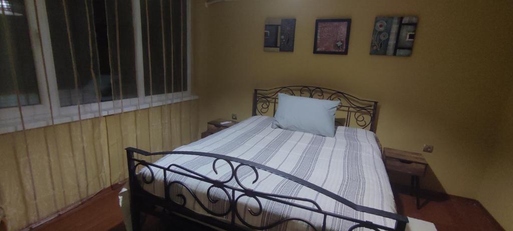 1 dormitorio con 1 cama con edredón blanco en Ivka en Gabrovo