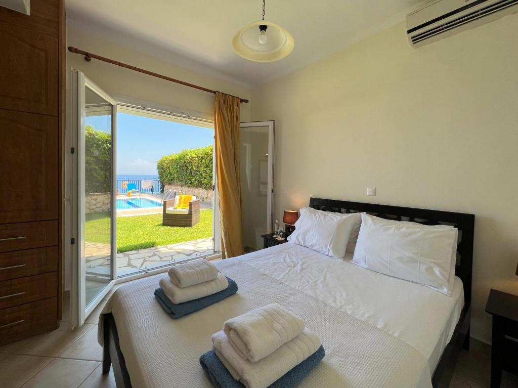 A bed or beds in a room at Villa Seagull
