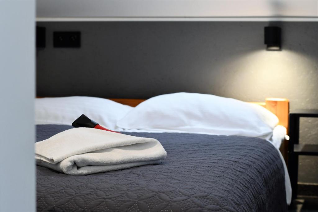 Postel nebo postele na pokoji v ubytování Sleepinn Gdansk Airport