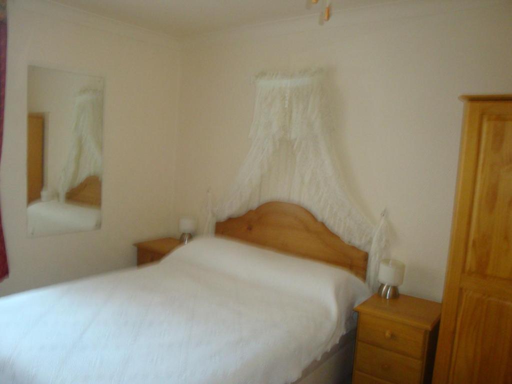 Postel nebo postele na pokoji v ubytování Monterey Beach Hotel