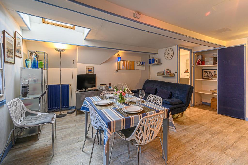 a living room with a table and a couch at Le Saint Salomon - Appartement Duplex in Vannes