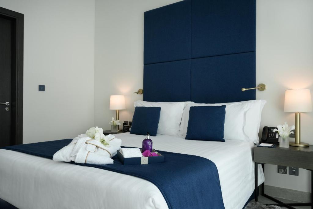 Postel nebo postele na pokoji v ubytování Centara West Bay Hotel & Residences Doha