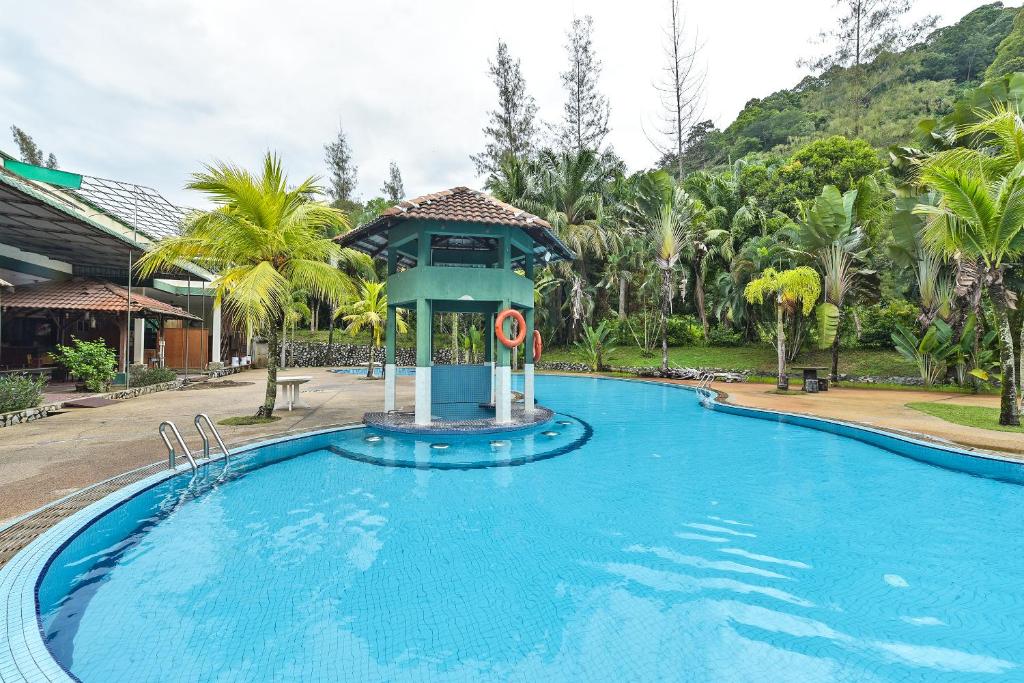 OYO HOME 90700 Teluk Batik Holiday Apartment 내부 또는 인근 수영장