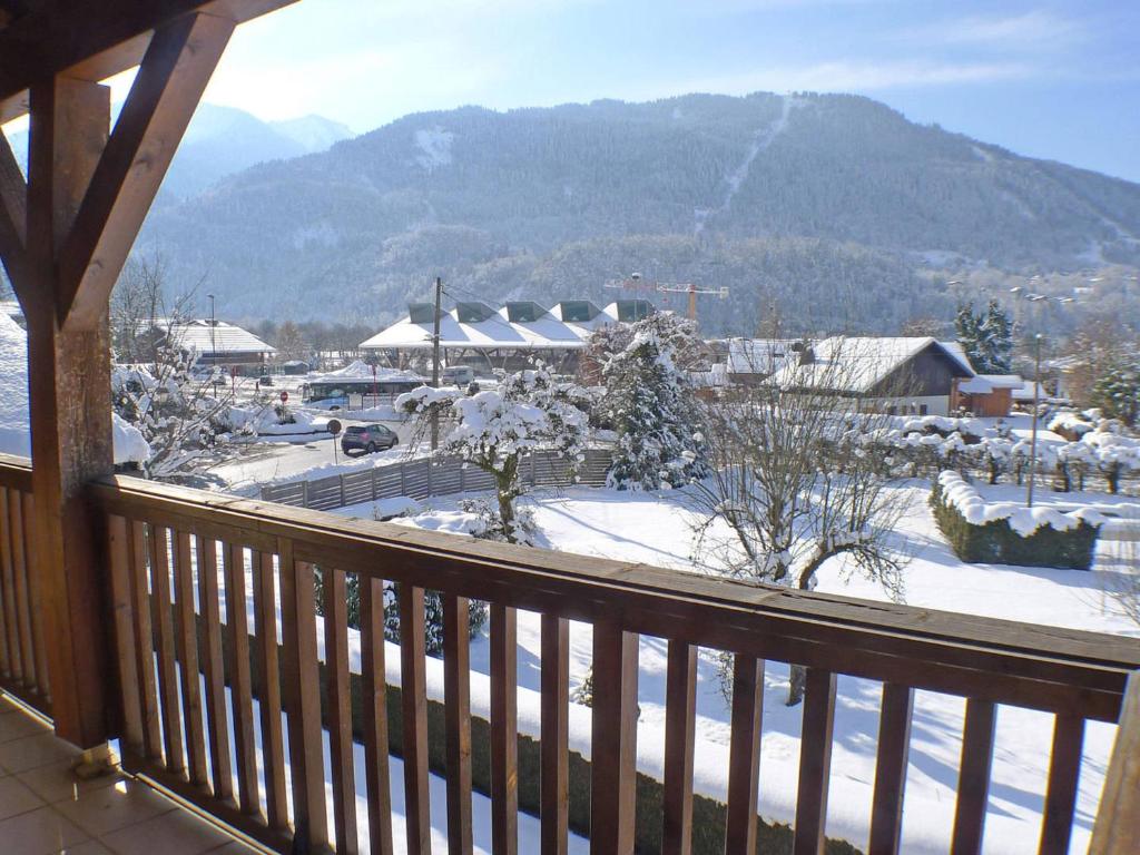 Elle comprend un balcon offrant une vue sur une montagne enneigée. dans l'établissement Spacieux appartement avec balcon et garage à Samoëns - FR-1-629-17, à Samoëns