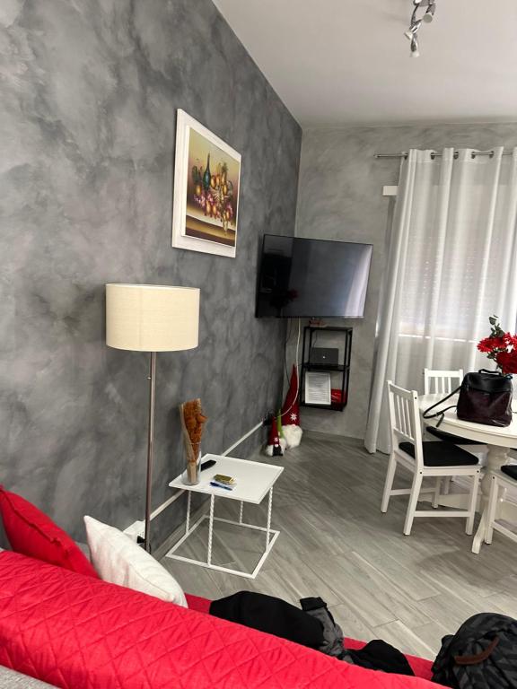 un soggiorno con un divano rosso e un tavolo di LA LOGGIA a Roma