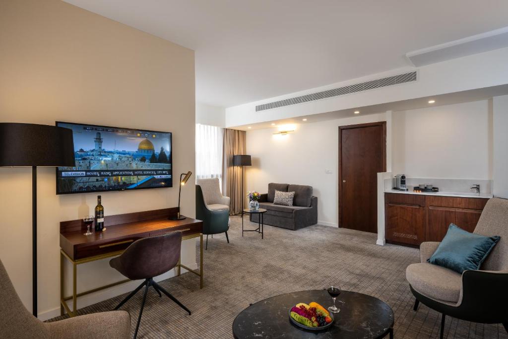 TV a/nebo společenská místnost v ubytování Olive Tree Hotel