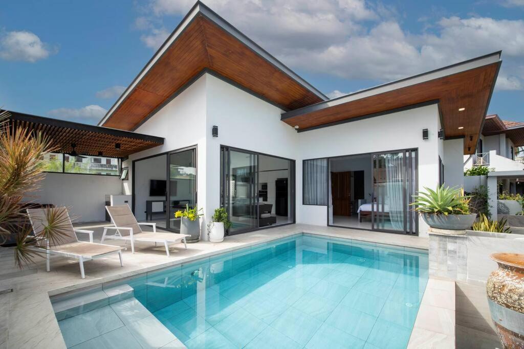 een zwembad voor een huis bij KOTE Private Pool Villa in Nathon Bay