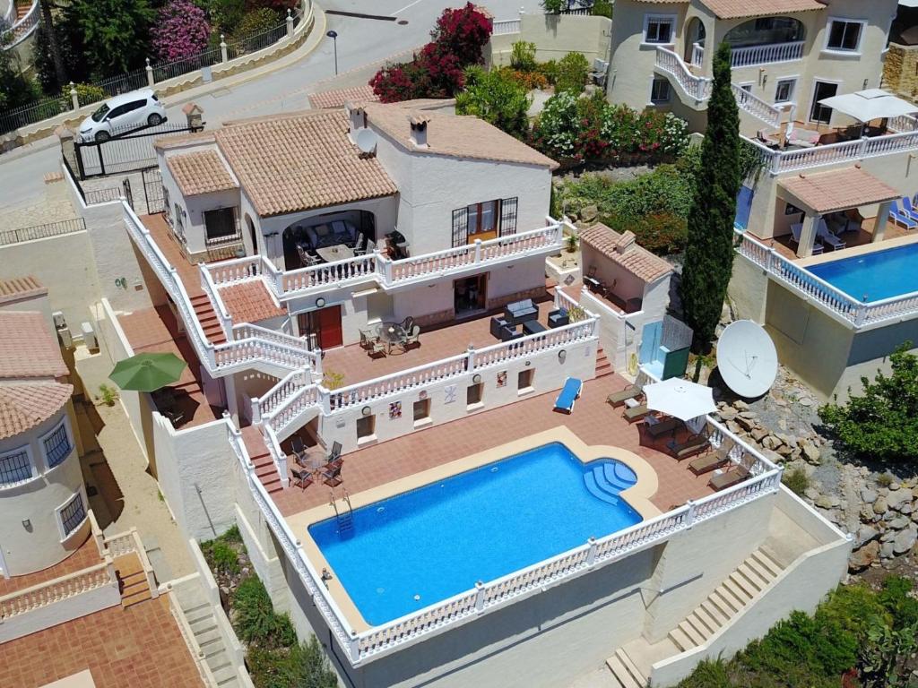 eine Luftansicht eines Hauses mit Pool in der Unterkunft Casa Gran Vista, Studio, Adults only in Jalón