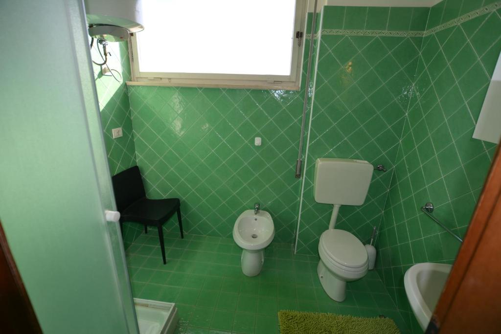 A bathroom at Lignano Pineta with marvellous sea view