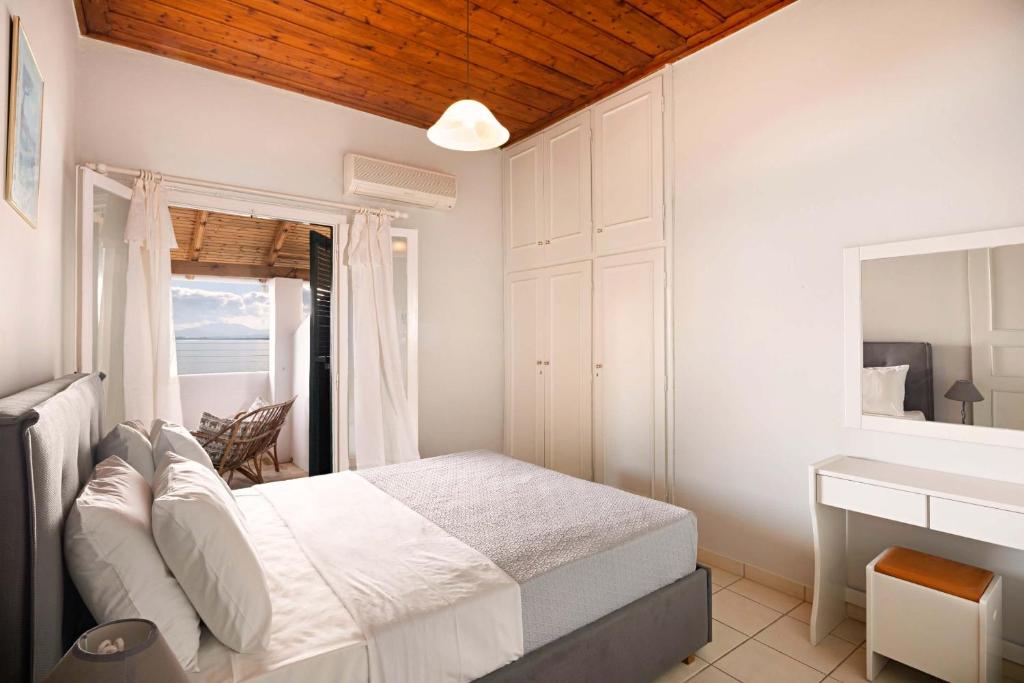 Postel nebo postele na pokoji v ubytování Nissaki Sea View 202 by Sealand Villas