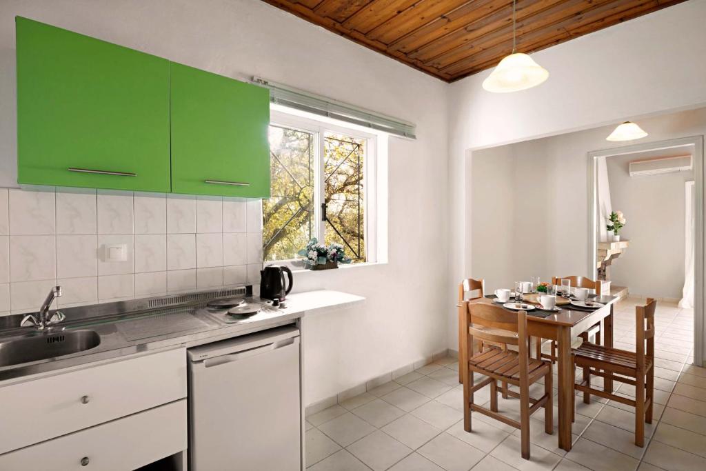 Kuchyň nebo kuchyňský kout v ubytování Nissaki Sea View 202 by Sealand Villas