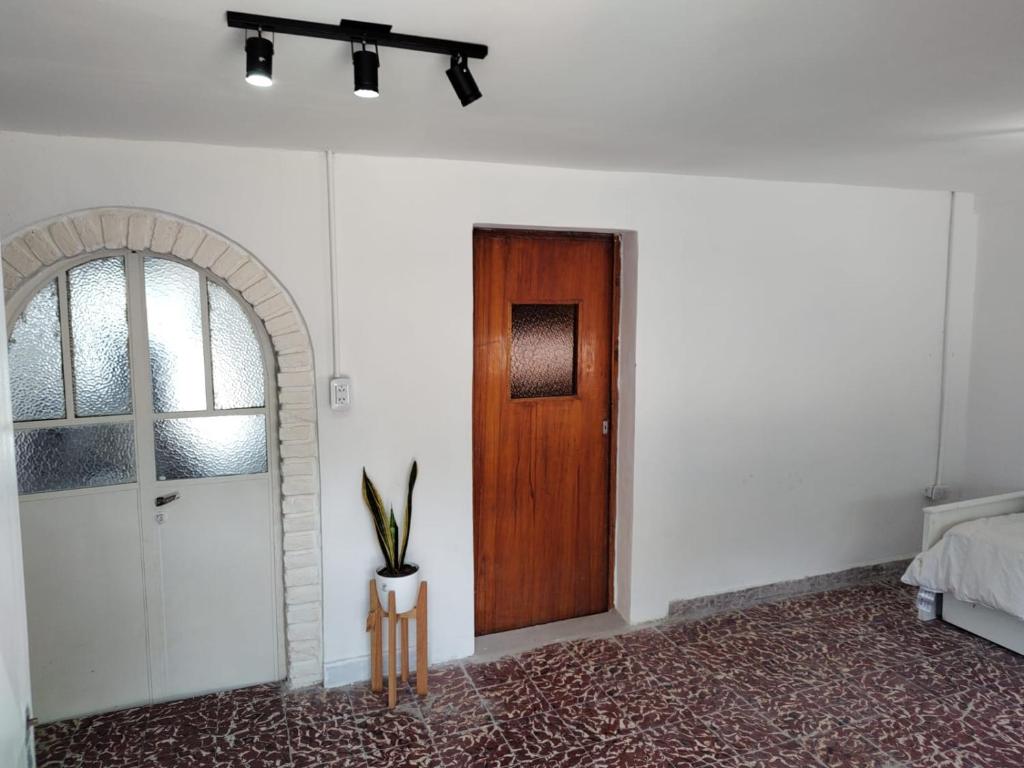 una habitación con una puerta y una planta en el suelo en Cómoda casa en El Volcan en San Luis