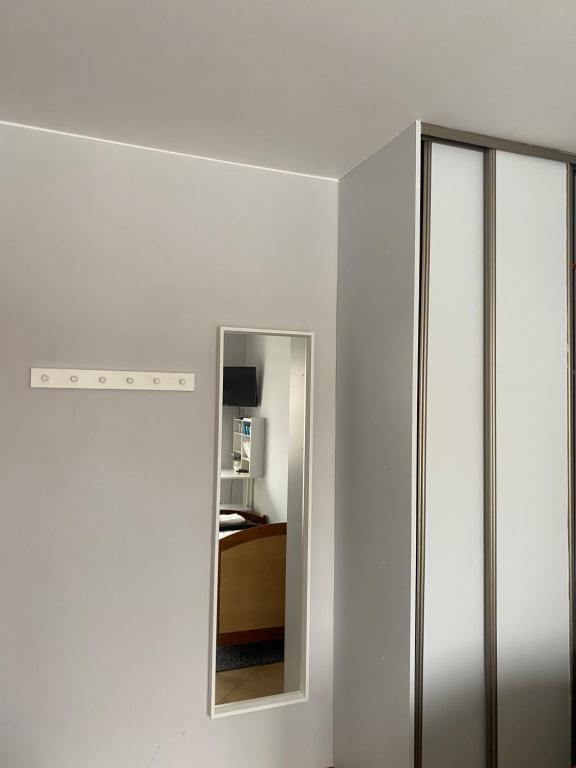 クリニツァ・ズドルイにあるWilla Ewaの白い部屋の鏡