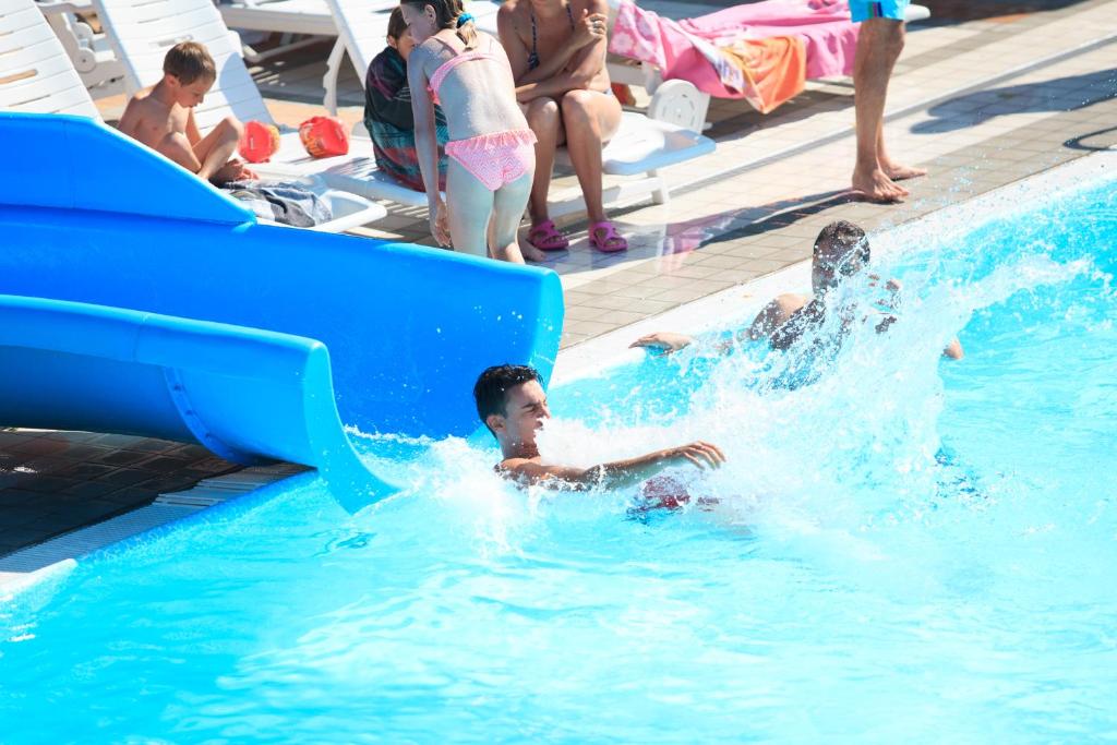 The swimming pool at or close to Hotel Minerva