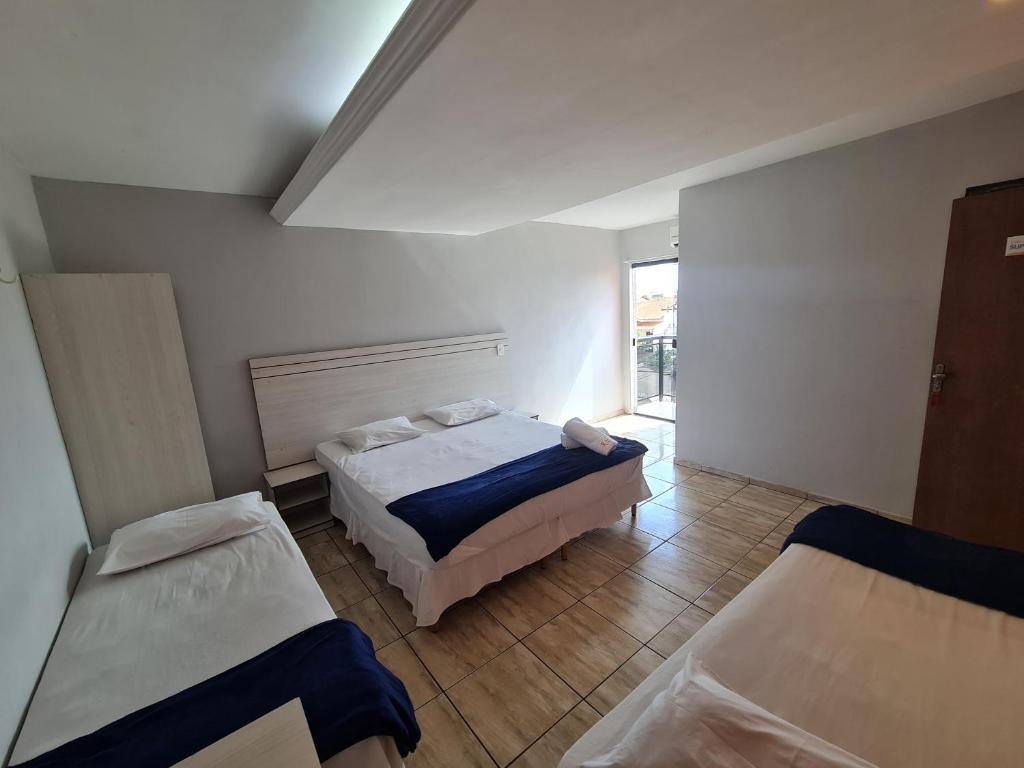 um quarto com 2 camas e uma janela em Hotel Supreme - Pistão Sul - Próximo ao Taguatinga Shopping em Taguatinga