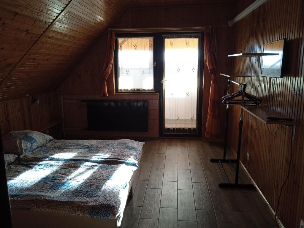Postel nebo postele na pokoji v ubytování Málnás Szállás