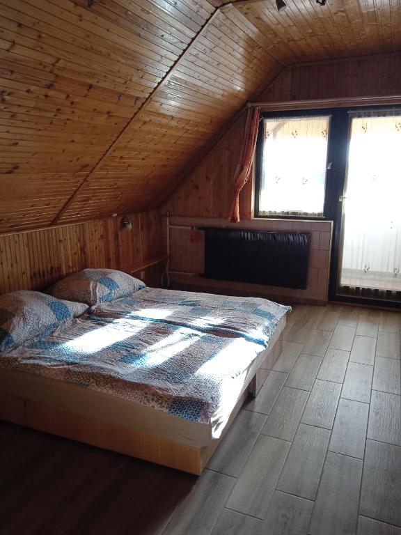 Postel nebo postele na pokoji v ubytování Málnás Szállás