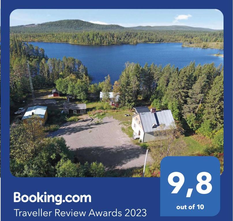 einem Luftblick auf ein Haus und einen See in der Unterkunft K167 in Kåbdalis