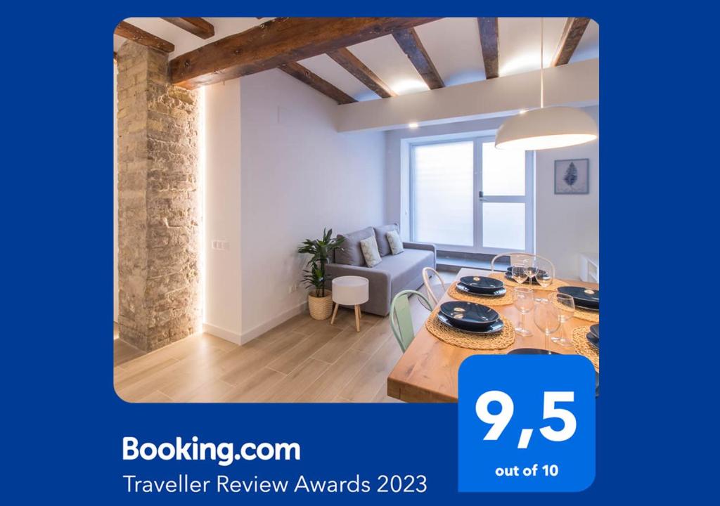 een woonkamer met een tafel en een bank bij El Mariner in Sant Carles de la Ràpita