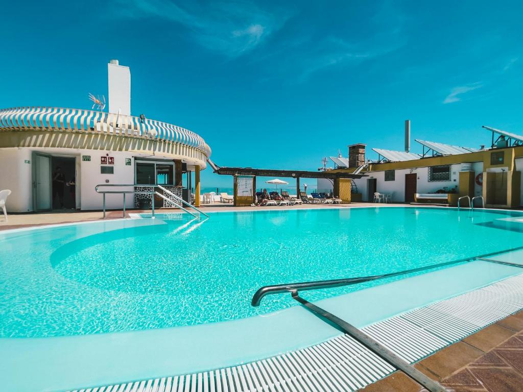 een groot zwembad voor een gebouw bij Hotel Casa del Sol in Puerto de la Cruz