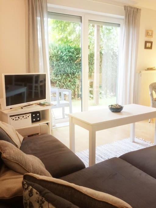 TV a/nebo společenská místnost v ubytování Gemütliche 2 Zi-FeWo mit Terrasse, Strandnähe, WIFI