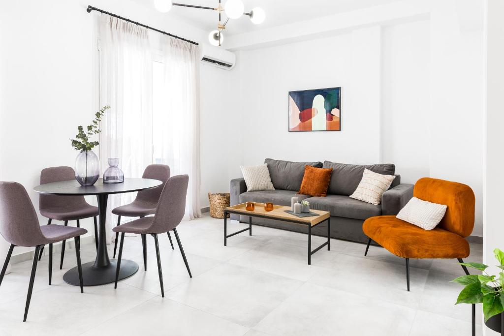 uma sala de estar com um sofá e uma mesa em A bright Nest in the heart of Plaka em Atenas