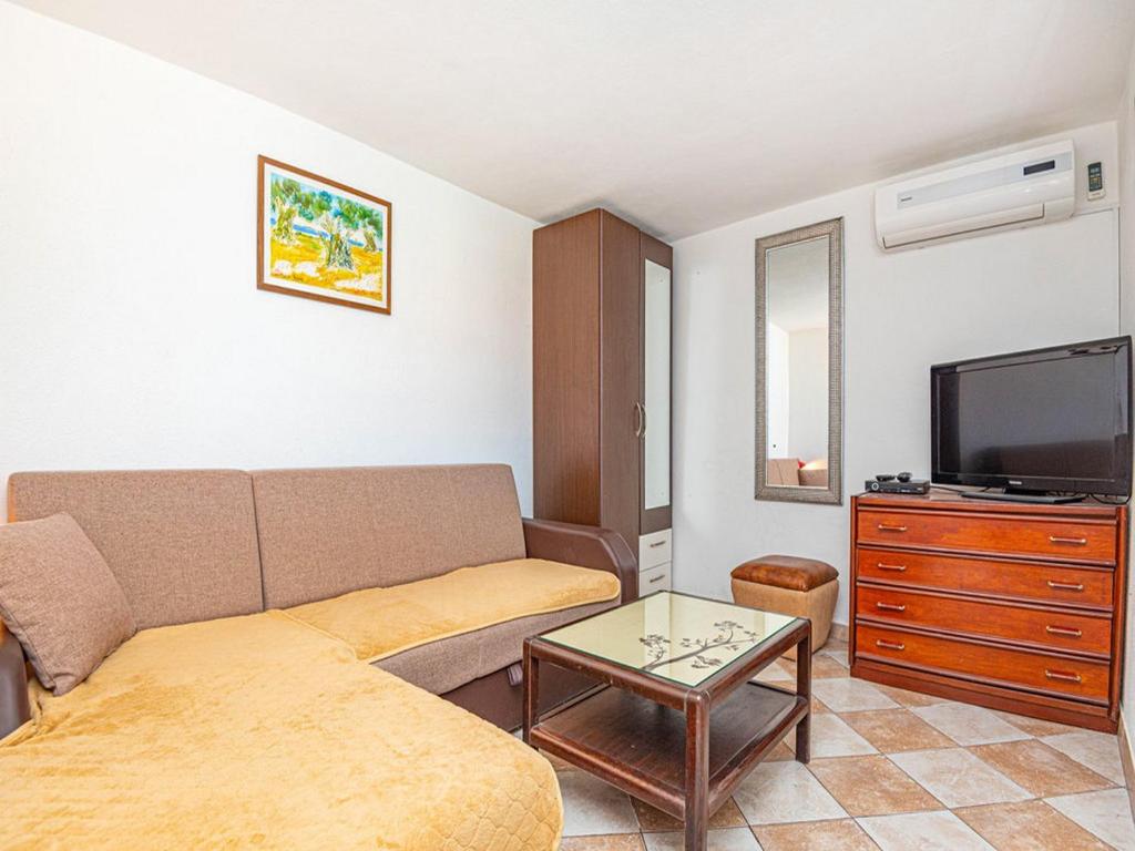 Televízia a/alebo spoločenská miestnosť v ubytovaní Holiday Home Happy Holiday