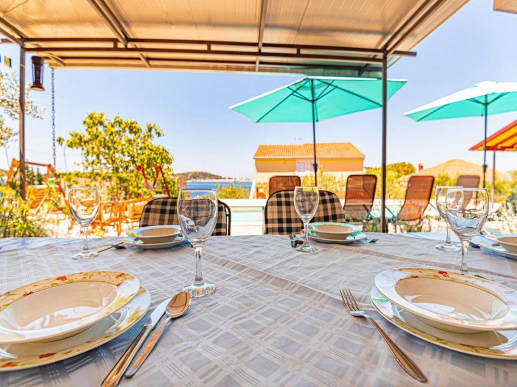 Reštaurácia alebo iné gastronomické zariadenie v ubytovaní Holiday Home Happy Holiday