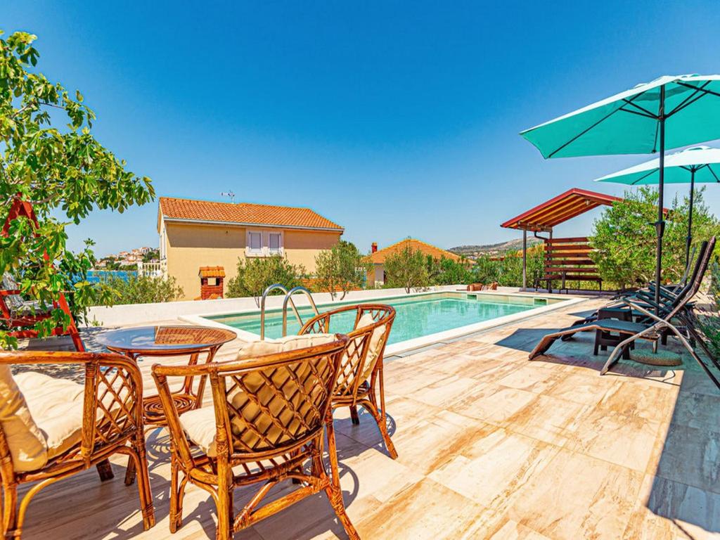 Bazén v ubytovaní Holiday Home Happy Holiday alebo v jeho blízkosti