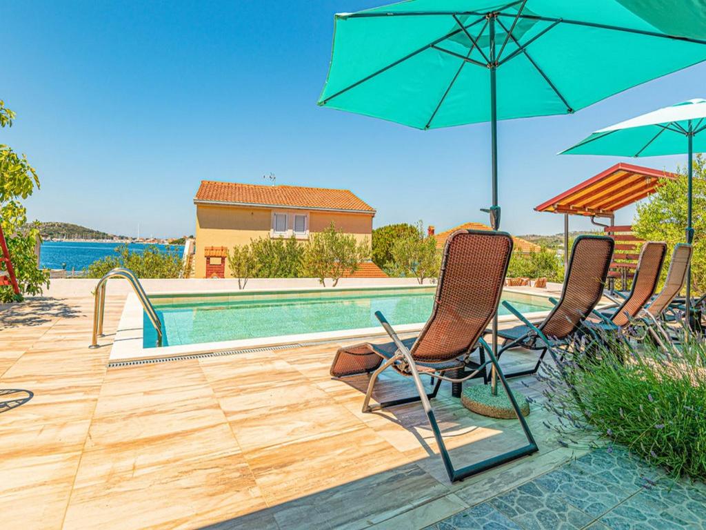Bazén v ubytovaní Holiday Home Happy Holiday alebo v jeho blízkosti