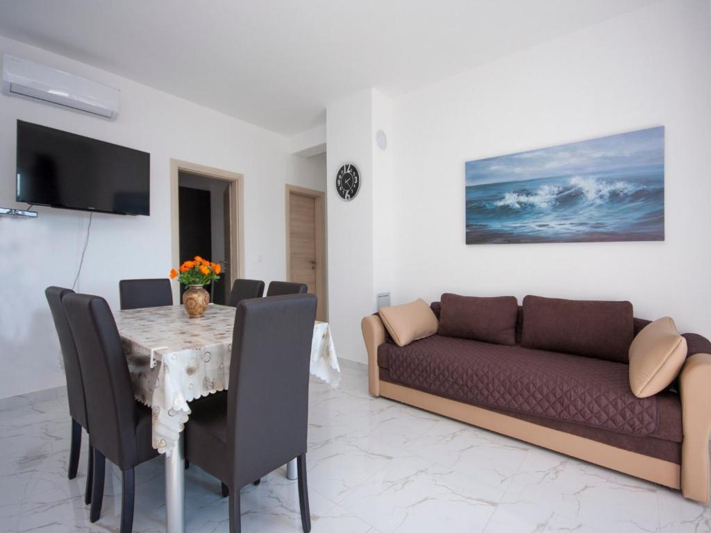 Televízia a/alebo spoločenská miestnosť v ubytovaní Apartments Happy Holiday