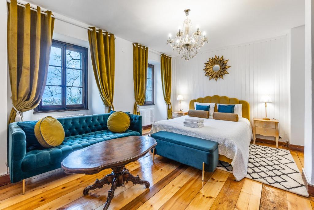 ein Wohnzimmer mit einem Sofa und einem Bett in der Unterkunft Château du Châtelard in Montreux