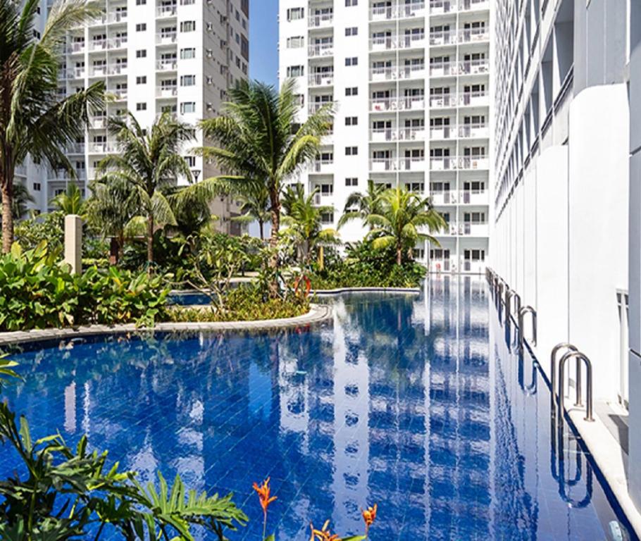 een zwembad in het midden van een gebouw met hoge gebouwen bij Shore Residences in Manilla