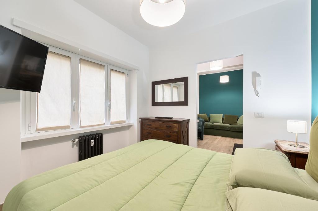 ローマにあるInterno 9 a San Pietroのベッドルーム(大きな緑のベッド1台、ソファ付)