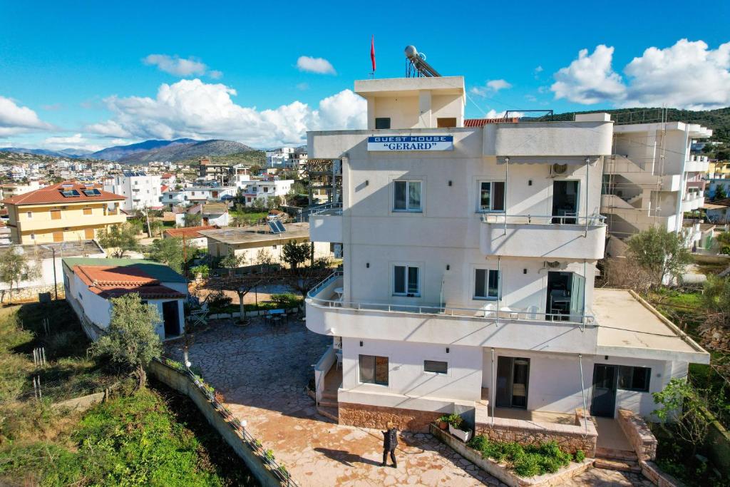 Nespecifikovaný výhled na hory nebo výhled na hory při pohledu z hotelu