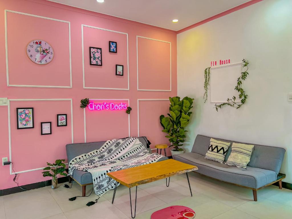 Khu vực ghế ngồi tại Chon's Dock Homestay &amp; House Lease