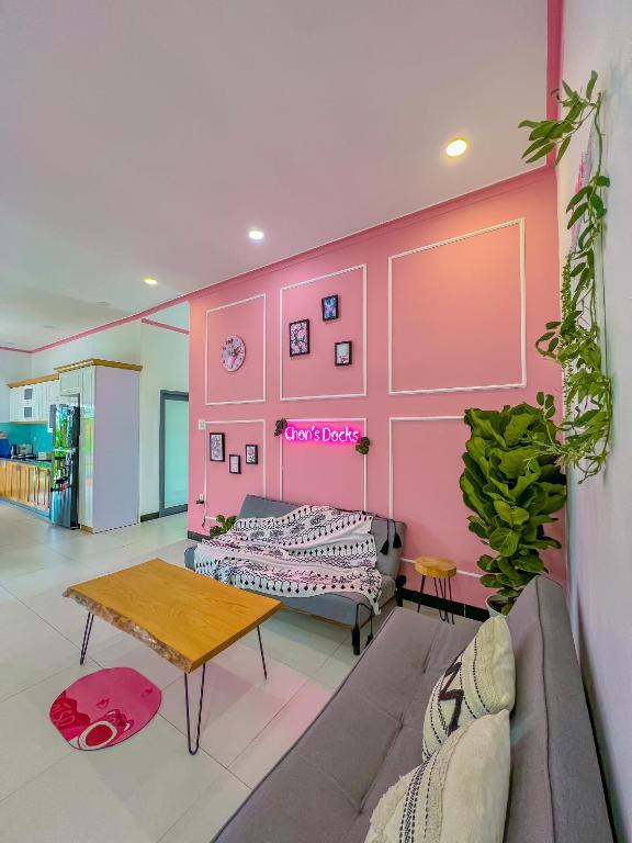 Khu vực ghế ngồi tại Chon's Dock Homestay &amp; House Lease