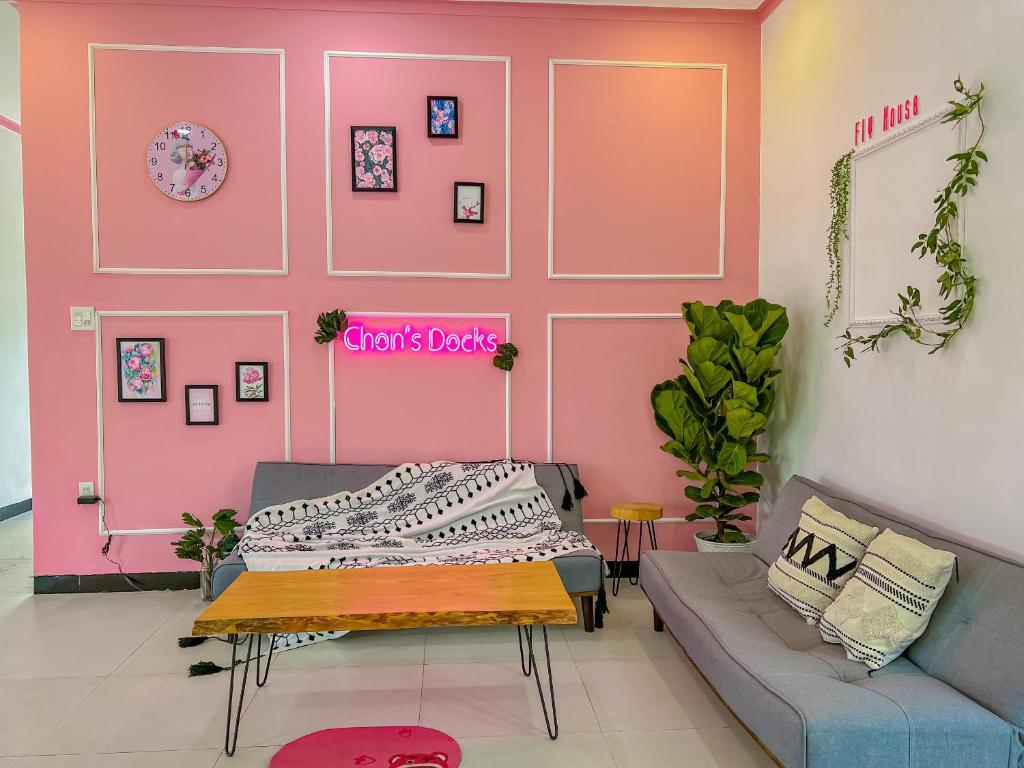 Khu vực ghế ngồi tại Chon's Dock Homestay &amp; House Lease