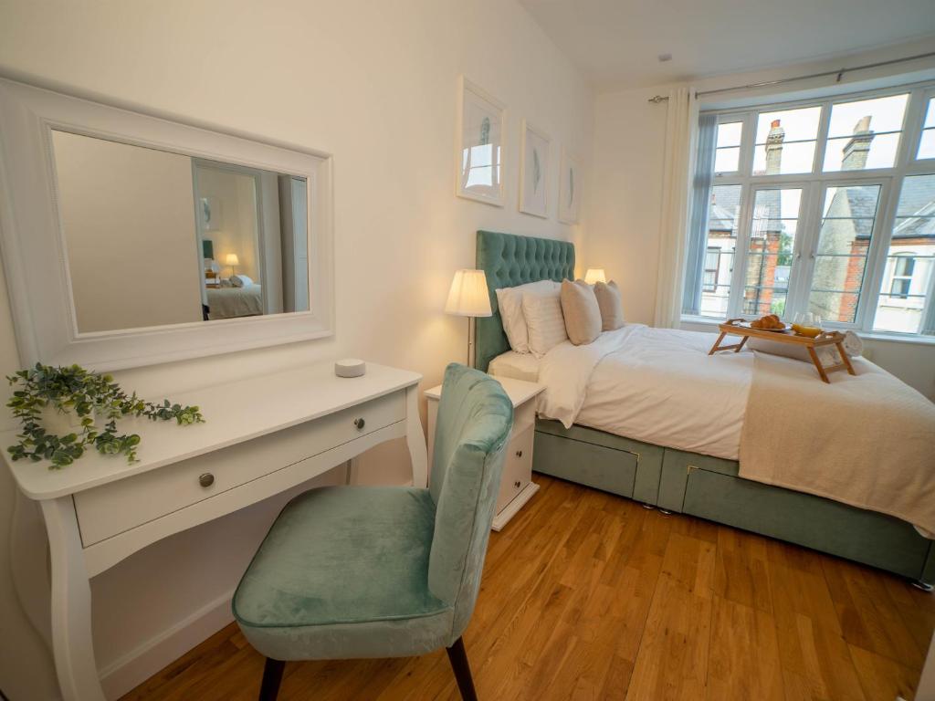 1 dormitorio con cama, escritorio y silla en Vibrant City Centre - KING Bed, Entire Apartment, en Cambridge