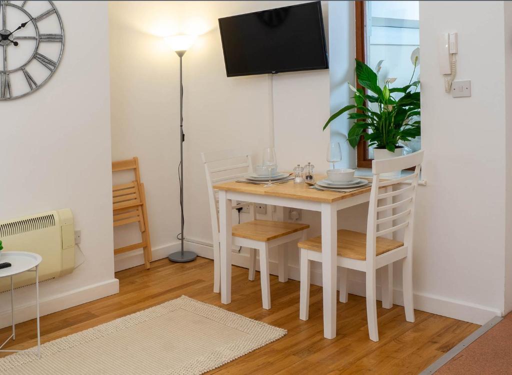 TV a/nebo společenská místnost v ubytování Vibrant City Centre - KING Bed, Entire Apartment