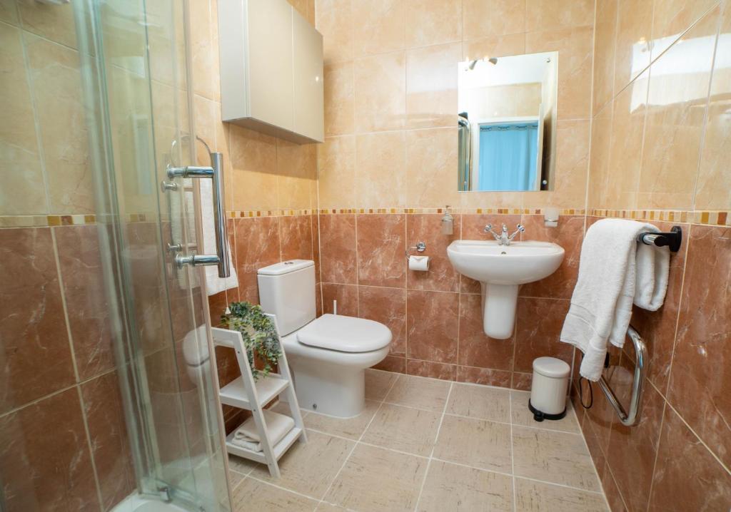 Koupelna v ubytování Vibrant City Centre - KING Bed, Entire Apartment