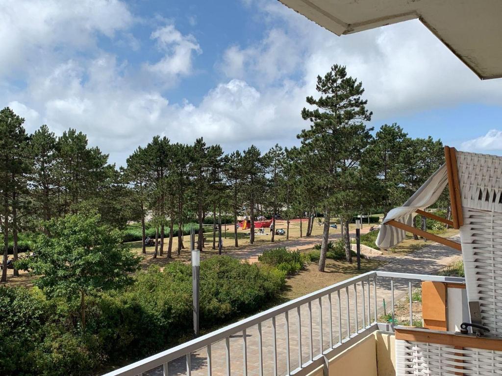 een balkon met uitzicht op een park bij Haus-Atlantis-Whg-06 in Sankt Peter-Ording