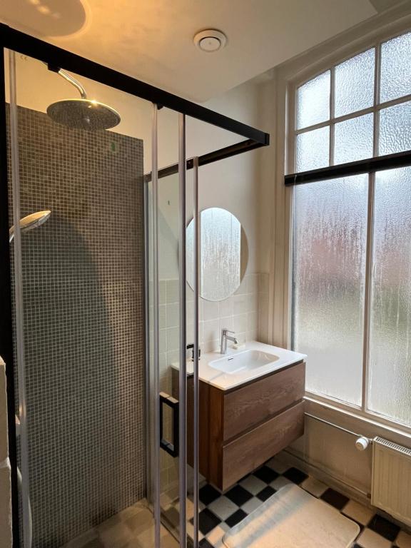 Koupelna v ubytování Luxe kamer in stadsvilla, gratis parkeren!