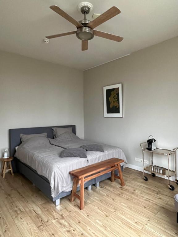 Postel nebo postele na pokoji v ubytování Luxe kamer in stadsvilla, gratis parkeren!