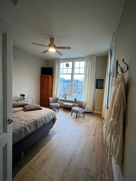 Postel nebo postele na pokoji v ubytování Luxe kamer in stadsvilla, gratis parkeren!