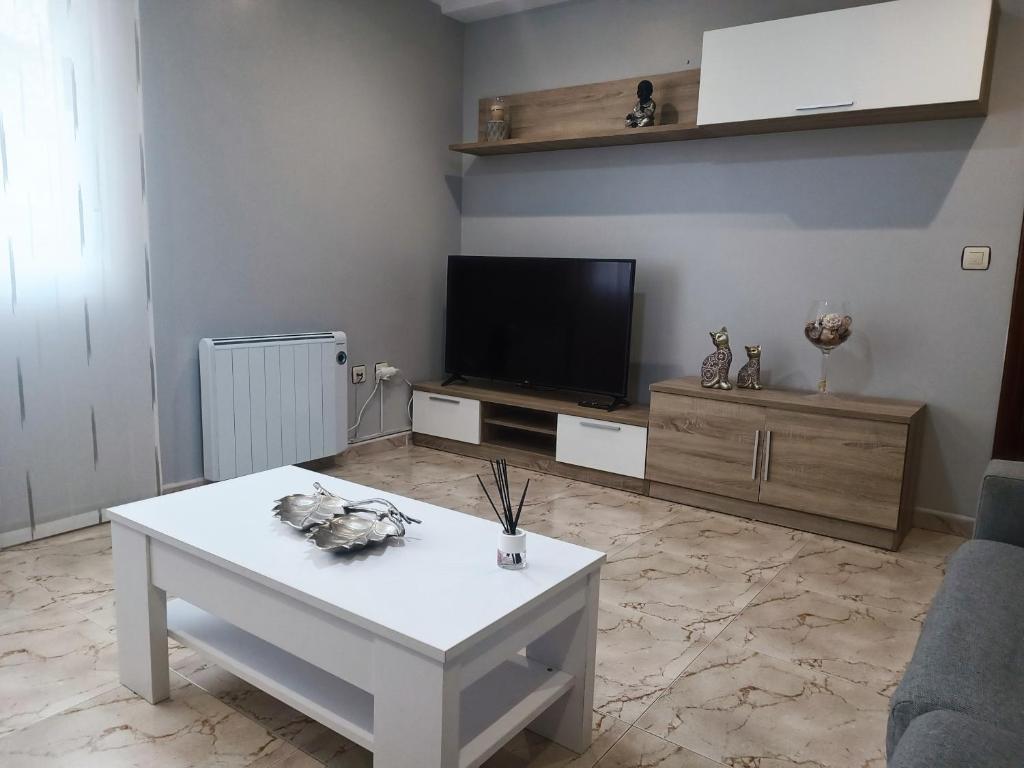TV a/nebo společenská místnost v ubytování Casa El Rincón de Alberto con Piscina CLIMATIZADA y Calefacción