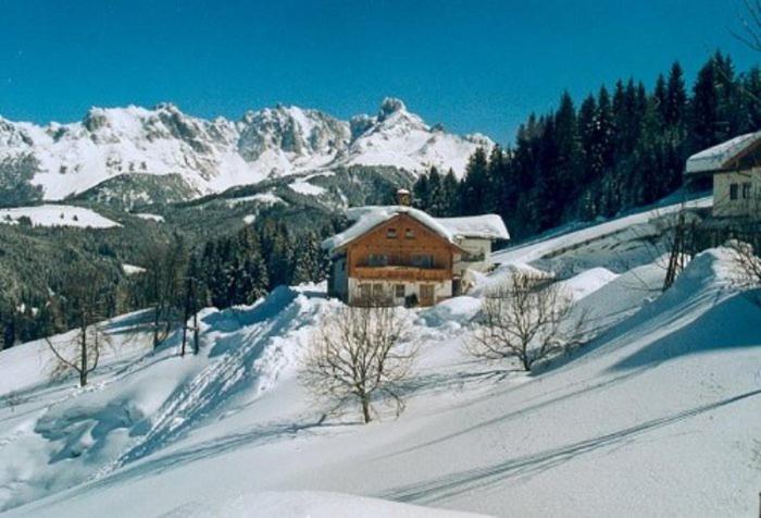 dom na śnieżnym wzgórzu z śnieżnymi górami w obiekcie Fesengut w mieście Annaberg im Lammertal