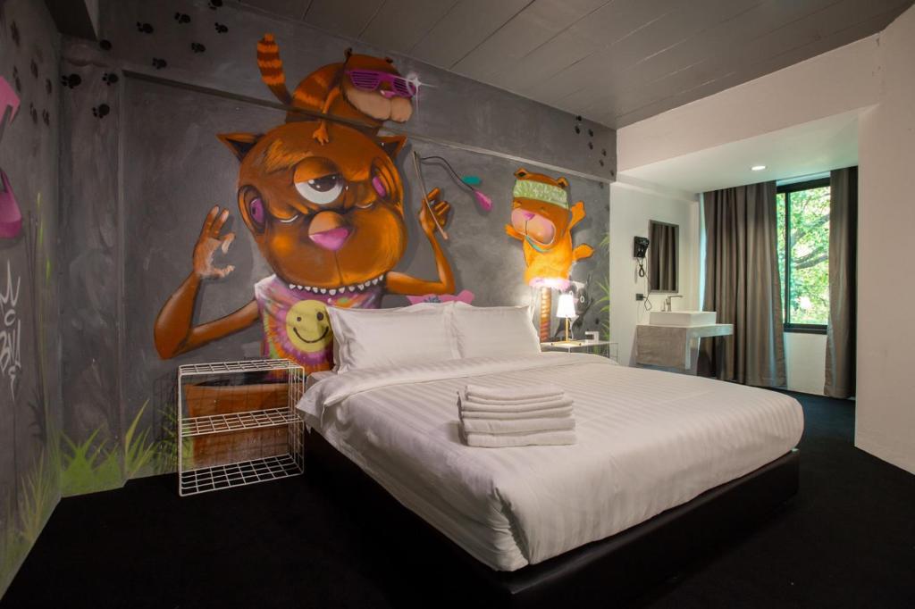 Ένα ή περισσότερα κρεβάτια σε δωμάτιο στο Perfect location in Chiang Mai 步行到塔佩門500米的泰式藝術民宿