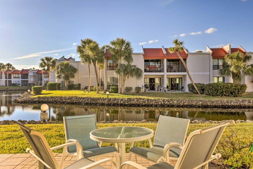 Bradenton Beach Condo with Patio Walk to Ocean!, Bradenton Beach