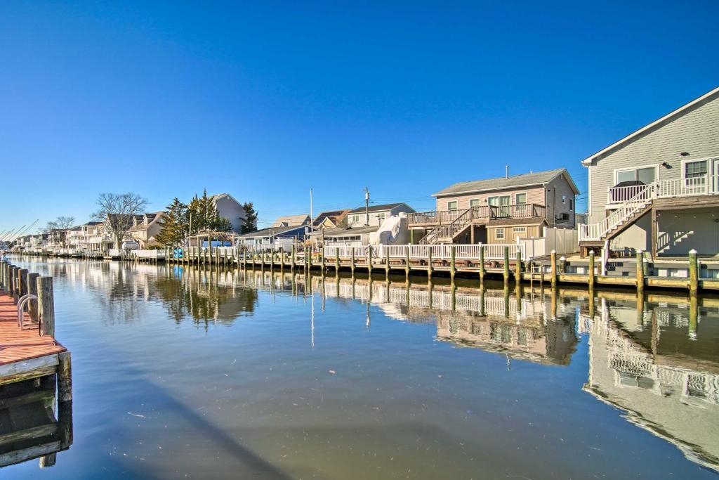 Waterfront Beach Haven West Home with Boat Dock - Vakantiehuis